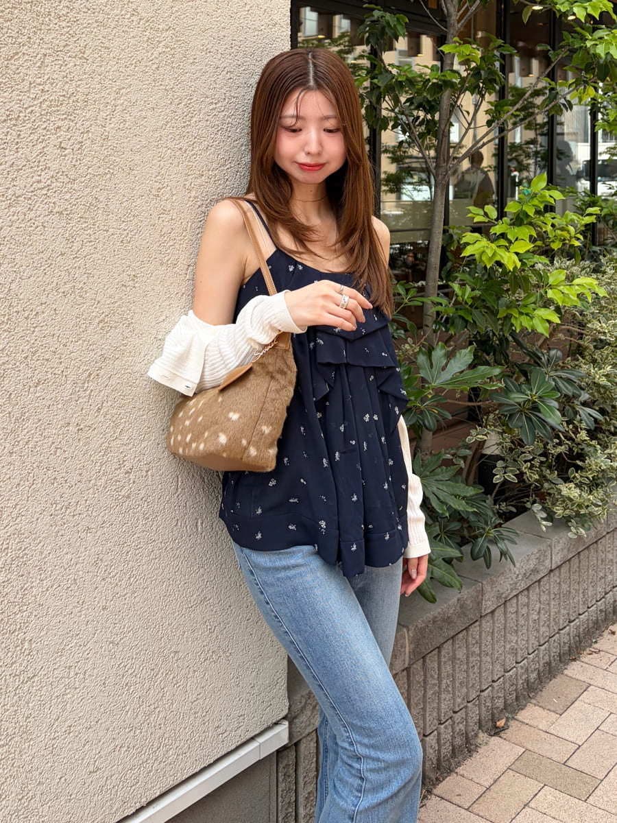 ブルー系のカーディガン/ボレロ、その他のショルダーバッグ、ブルー系のデニムパンツを着用したレディースの夏コーディネートの3枚目の写真