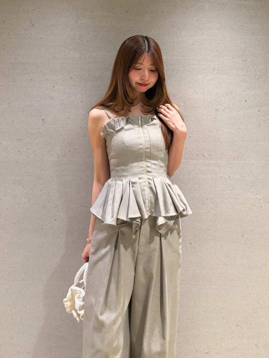 ホワイト系のショルダーバッグ、ベージュ系のその他パンツ、その他のサンダルを着用したレディースの夏コーディネートの3枚目の写真