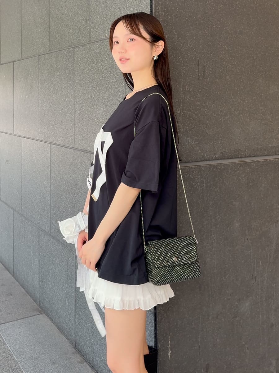 ホワイト系のその他パンツ、ブラック系のブーツを着用したレディースの夏コーディネートの5枚目の写真