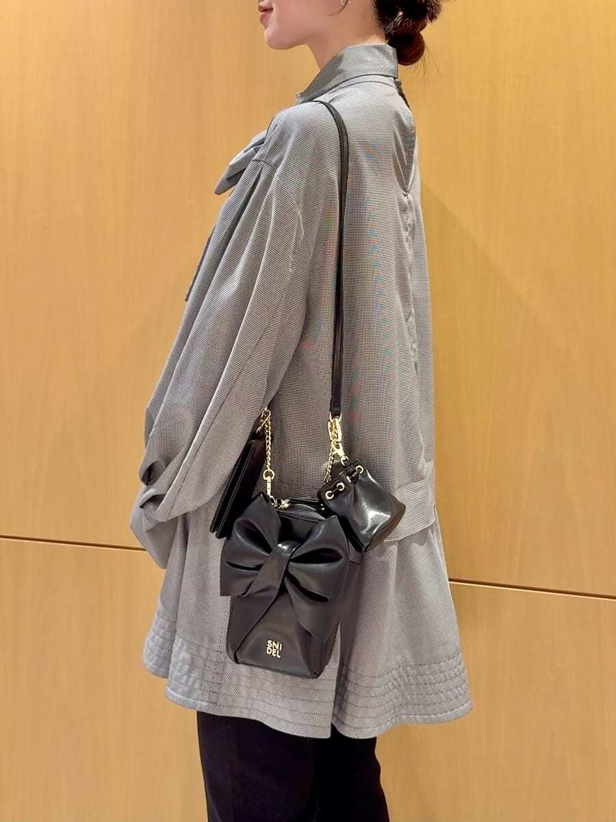 その他のシャツ/ブラウス、ブラック系のブーツ、ブラック系のショルダーバッグを着用したレディースの秋コーディネートの6枚目の写真