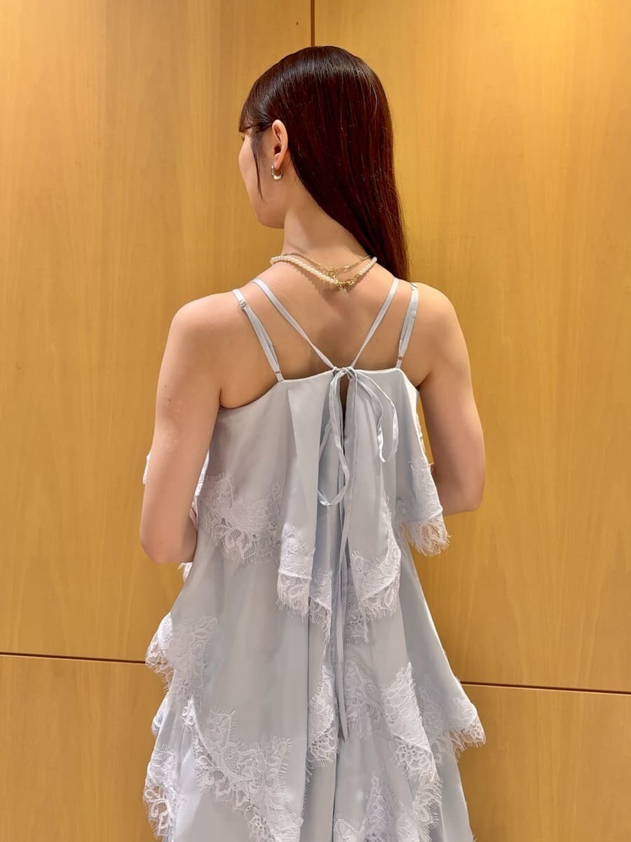ブルー系のワンピース、ブラウン系のショルダーバッグ、その他のネックレスを着用したレディースの夏コーディネートの6枚目の写真