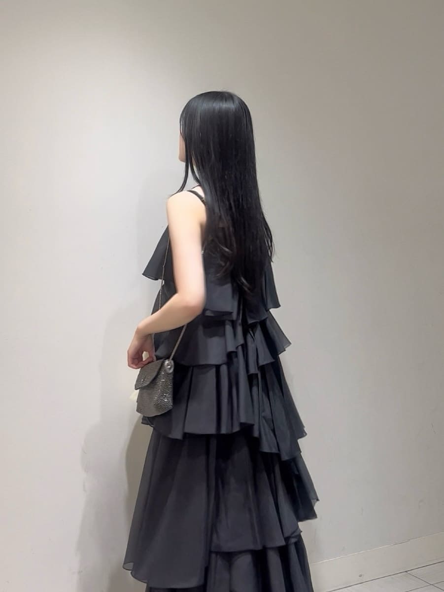 ブラック系のワンピース、ブラック系のサンダル、イエロー系のシャツ/ブラウスを着用したレディースの夏コーディネートの6枚目の写真