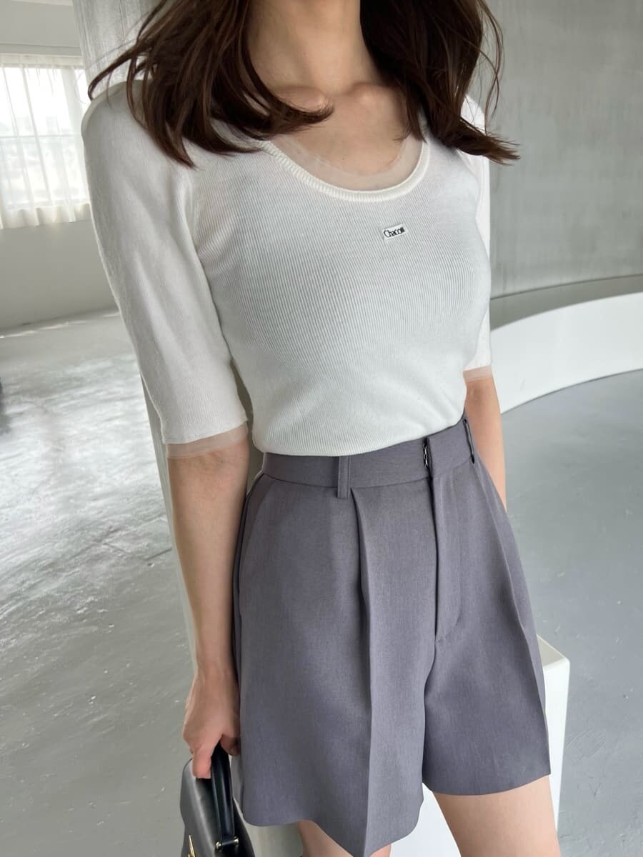 ホワイト系のニット/セーター、グレー系のその他パンツ、ブラック系のブーツを着用したレディースの夏コーディネートの3枚目の写真