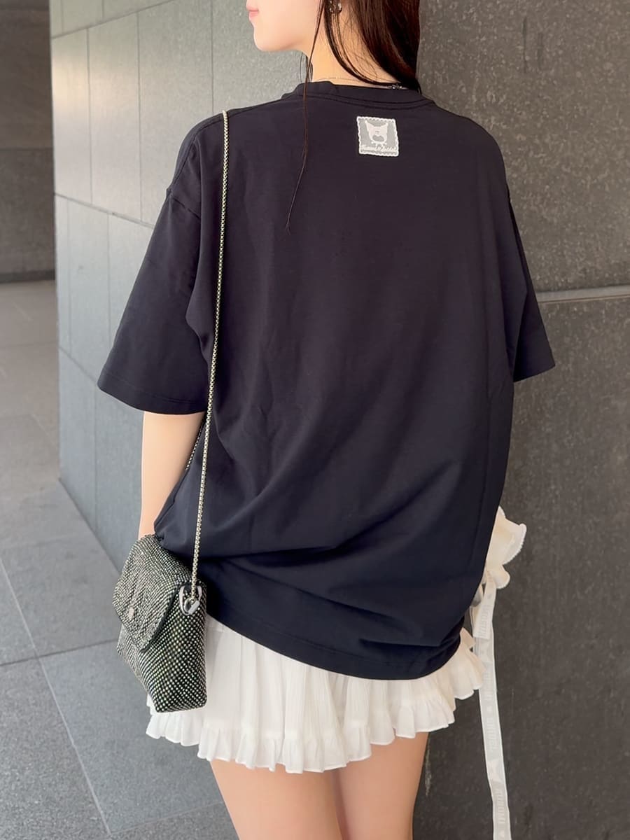 ホワイト系のその他パンツ、ブラック系のブーツを着用したレディースの夏コーディネートの6枚目の写真