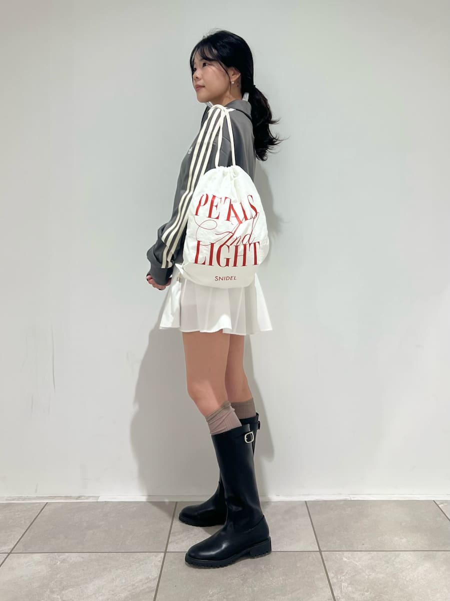 ホワイト系のその他パンツ、ホワイト系のバックパック/リュックを着用したレディースの冬コーディネートの2枚目の写真