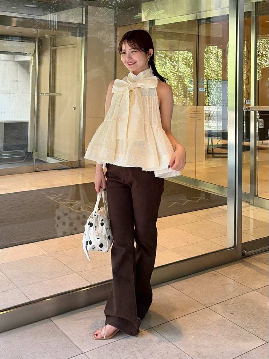 ブラウン系のその他パンツ、ホワイト系のシャツ/ブラウス、ホワイト系のショルダーバッグを着用したレディースの春コーディネートの5枚目の写真