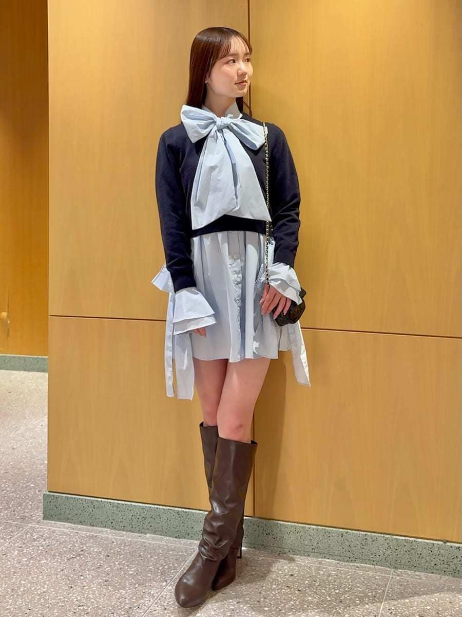 ブラック系のショルダーバッグ、その他のテーラードジャケット、ブルー系のその他トップスを着用したレディースの秋コーディネートの4枚目の写真