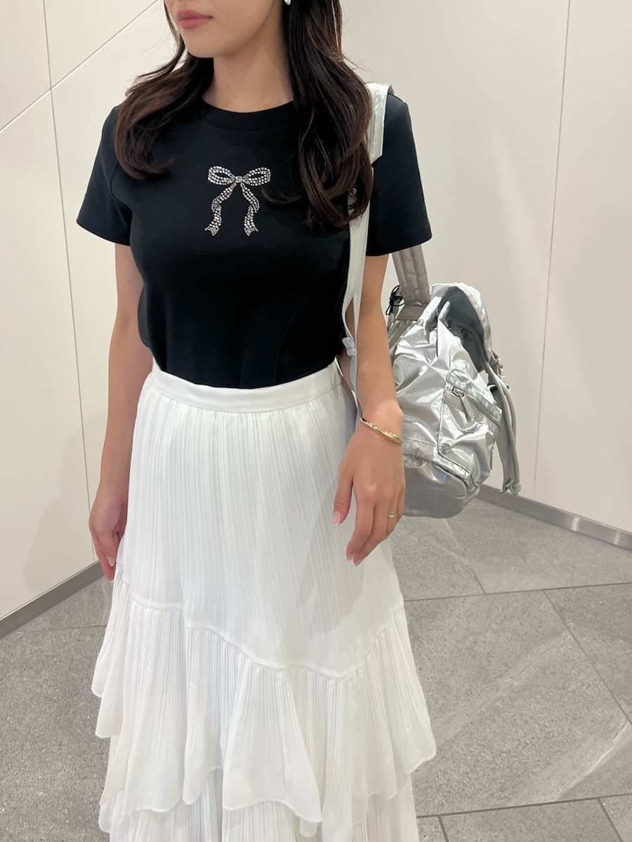 ホワイト系のスカート、シルバー系のバックパック/リュック、ブルー系のTシャツ/カットソーを着用したレディースの春コーディネートの5枚目の写真