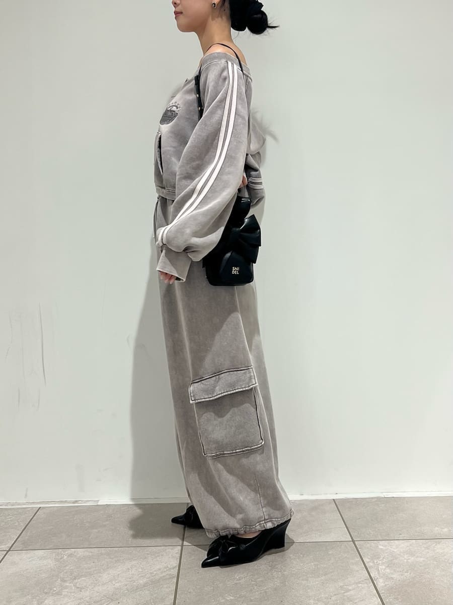 グレー系のスウェットパンツ、グレー系のスウェット、ブラック系のショルダーバッグを着用したレディースの冬コーディネートの2枚目の写真