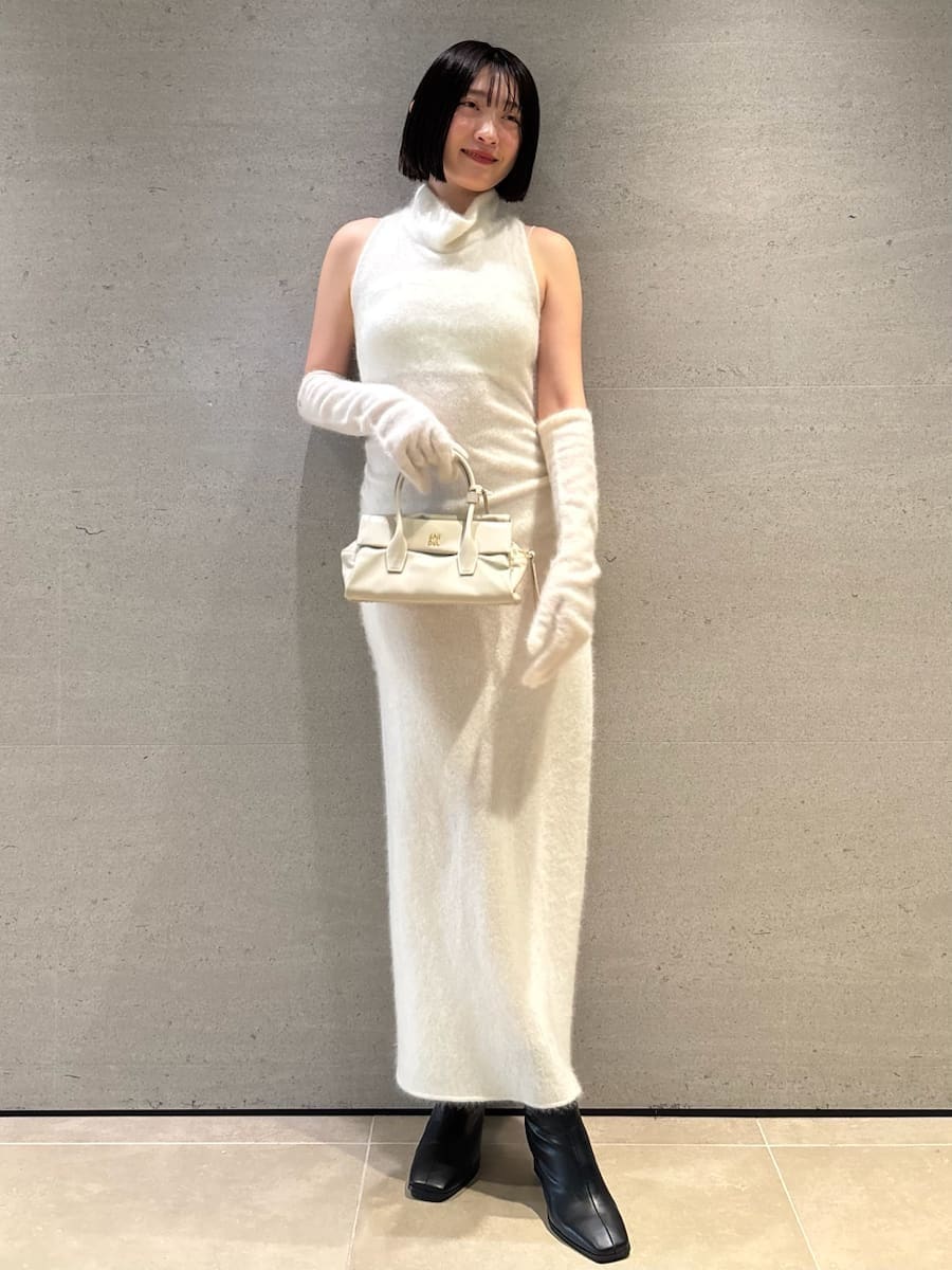ホワイト系のワンピース、ホワイト系のボストンバッグを着用したレディースの冬コーディネートの3枚目の写真