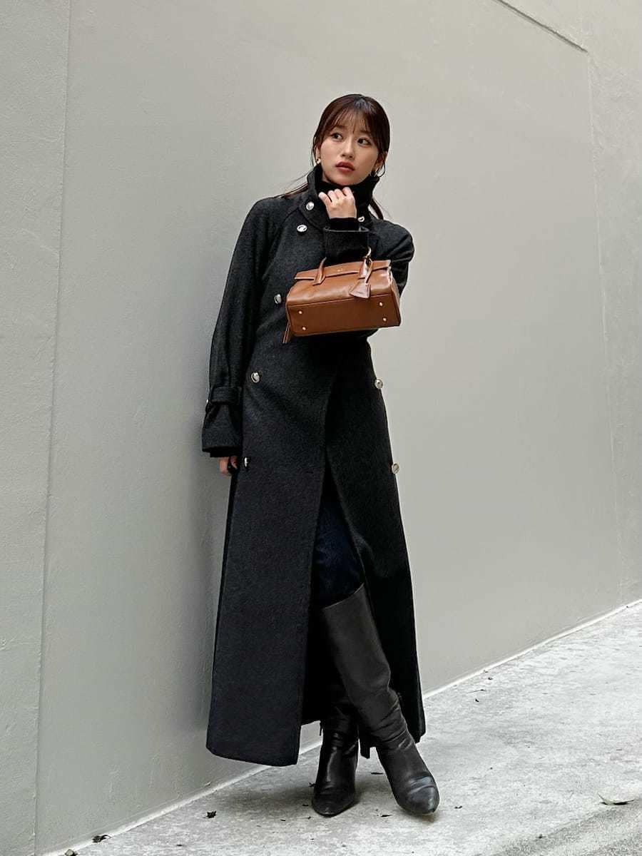 グレー系のブーツ、ブルー系のその他パンツ、グレー系のチェスターコートを着用したレディースの秋コーディネートの2枚目の写真