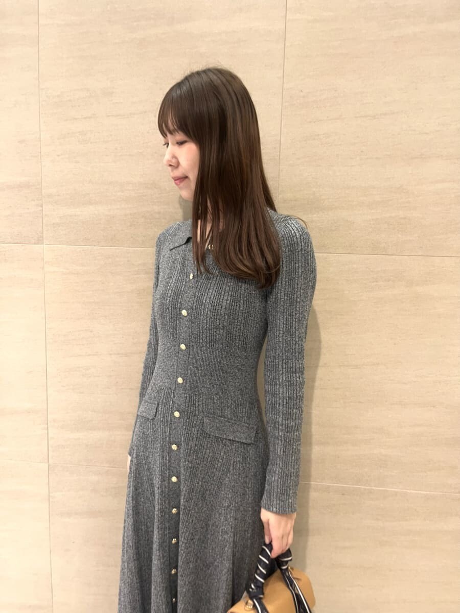 その他のワンピース、イエロー系のハンドバッグ、ブラック系のブーツを着用したレディースの秋コーディネートの4枚目の写真