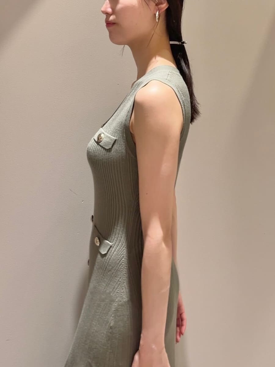 ベージュ系のテーラードジャケット、グリーン系のワンピース、ホワイト系のショルダーバッグを着用したレディースの夏コーディネートの7枚目の写真