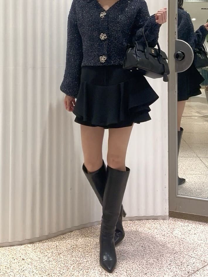 ブルー系のカーディガン/ボレロ、ブラック系のその他パンツ、ブラック系のブーツを着用したレディースの秋コーディネートの2枚目の写真