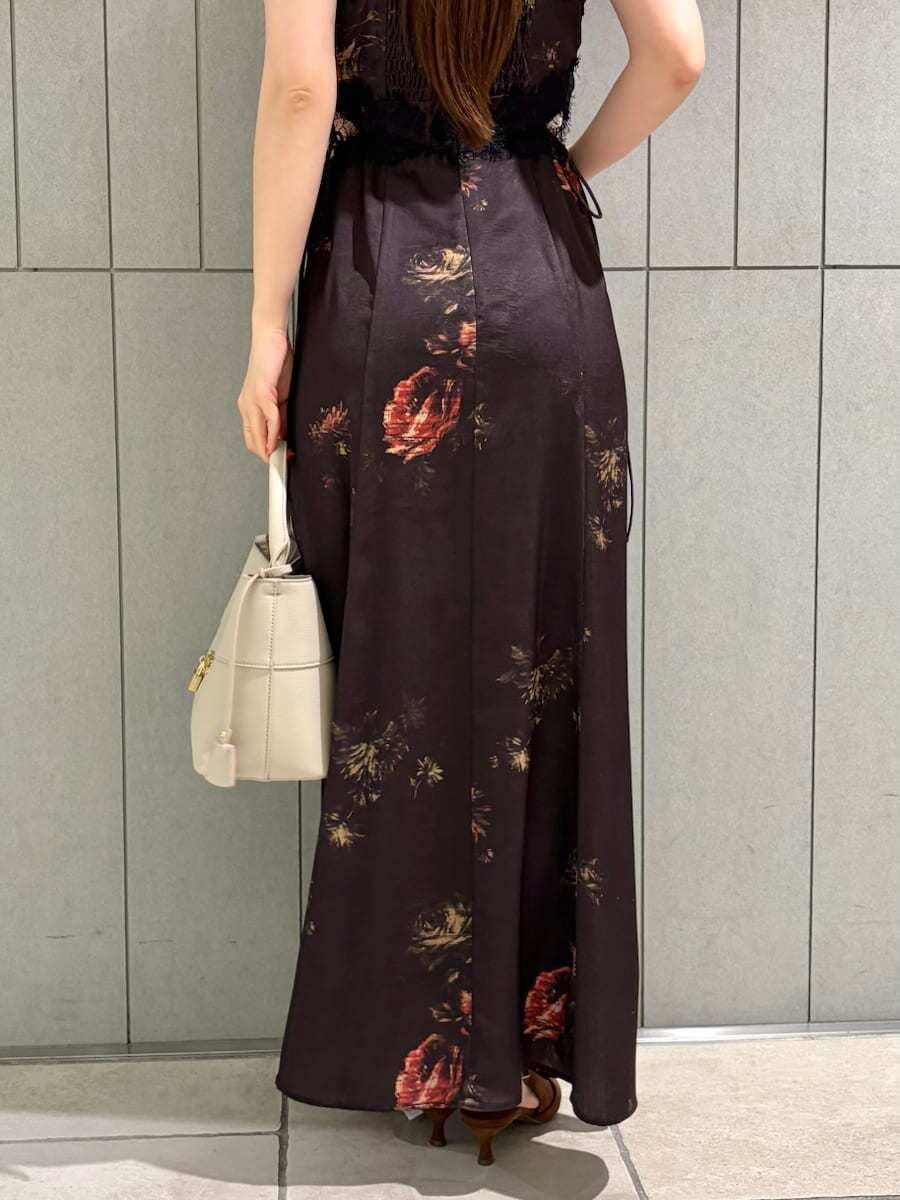 ホワイト系のキャミソール、ブラック系のワンピース、ブラウン系のパンプスを着用したレディースの春コーディネートの7枚目の写真