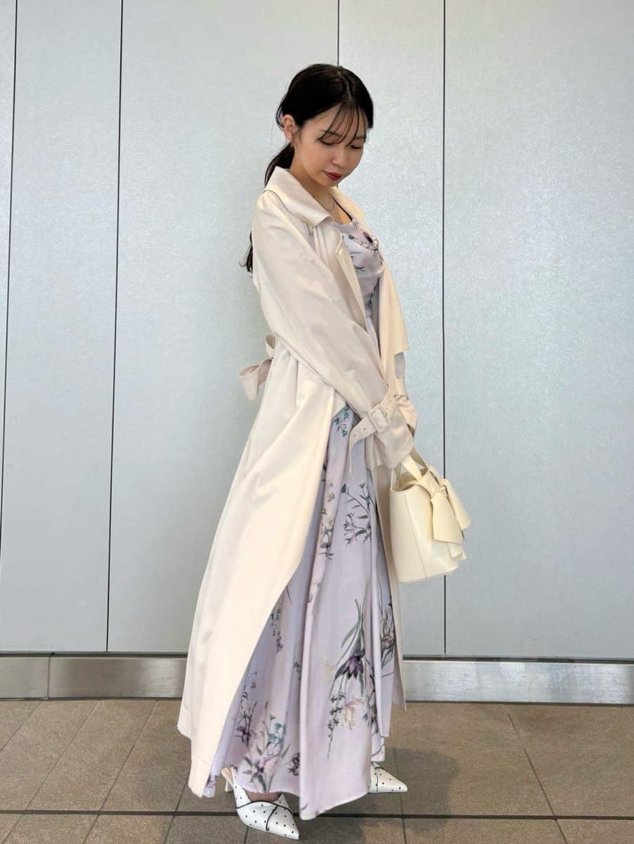 ホワイト系のトレンチコート、パープル系のワンピース、その他のパンプスを着用したレディースの冬コーディネートの2枚目の写真