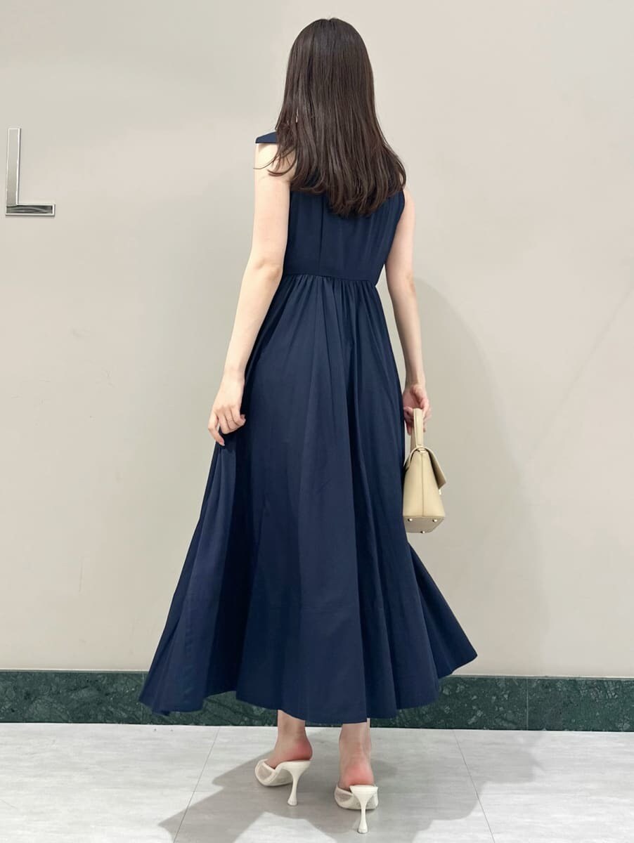 ブルー系のワンピース、ベージュ系のショルダーバッグを着用したレディースの夏コーディネートの5枚目の写真