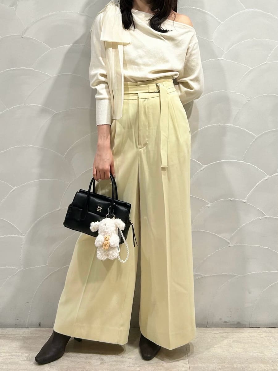 レッド系のブーツ、ホワイト系のニット/セーター、ブラック系のボストンバッグを着用したレディースの秋コーディネートの6枚目の写真