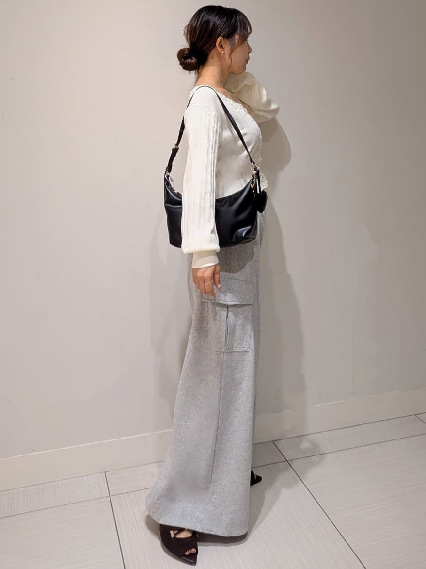 グレー系のその他パンツ、ホワイト系のカーディガン/ボレロ、ブラック系のサンダルを着用したレディースの夏コーディネートの2枚目の写真