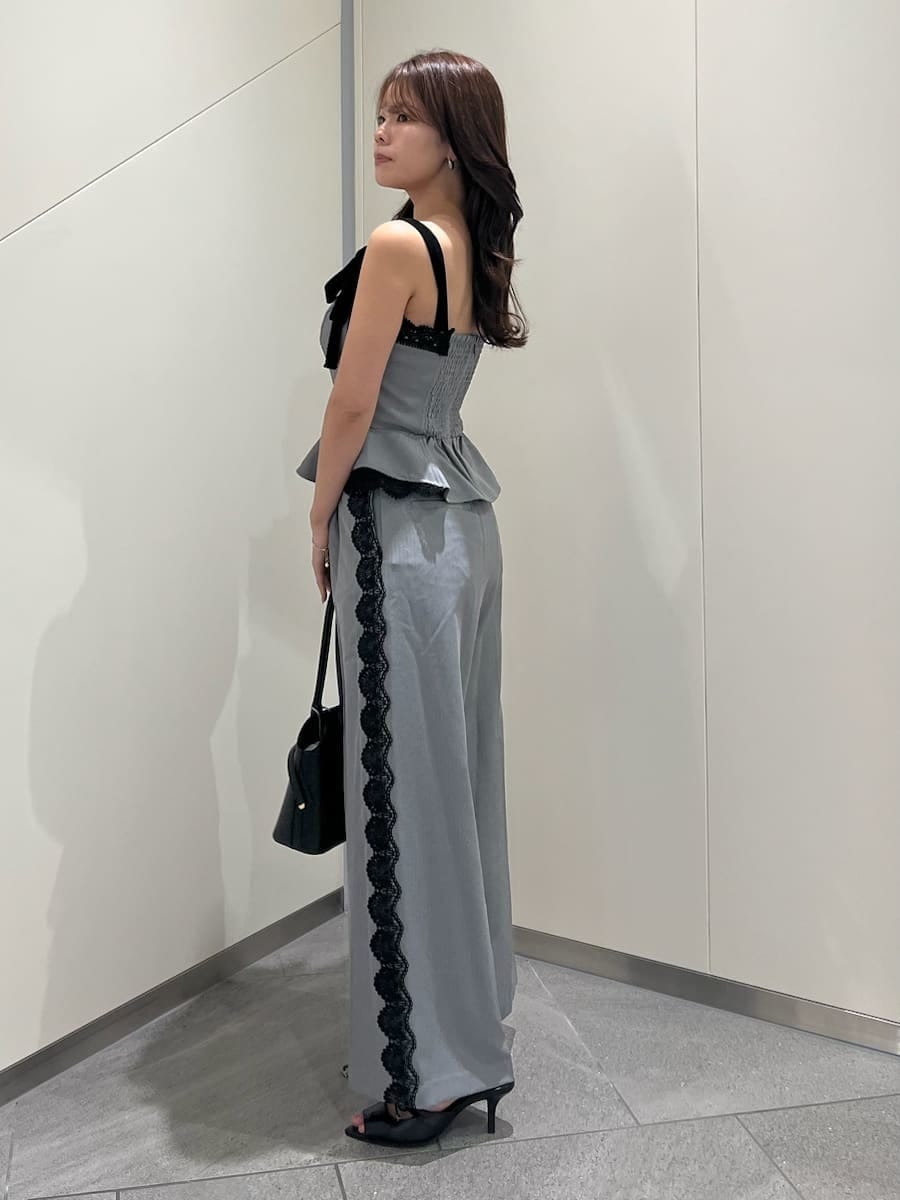 グレー系のその他パンツ、グレー系のその他トップス、ブラック系のサンダルを着用したレディースの夏コーディネートの2枚目の写真