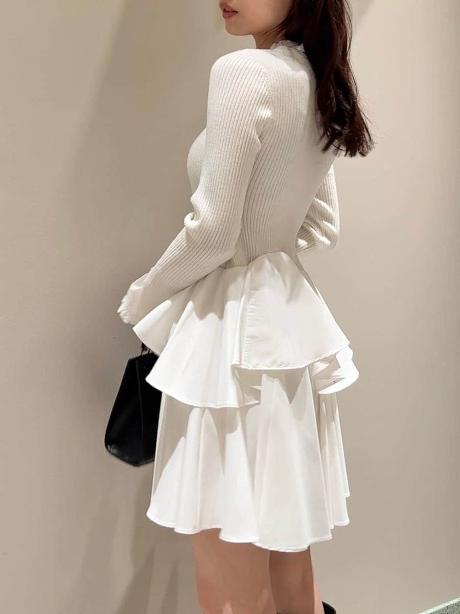 ホワイト系のワンピース、ブラック系のハンドバッグ、ブルー系のマフラーを着用したレディースの冬コーディネートの7枚目の写真