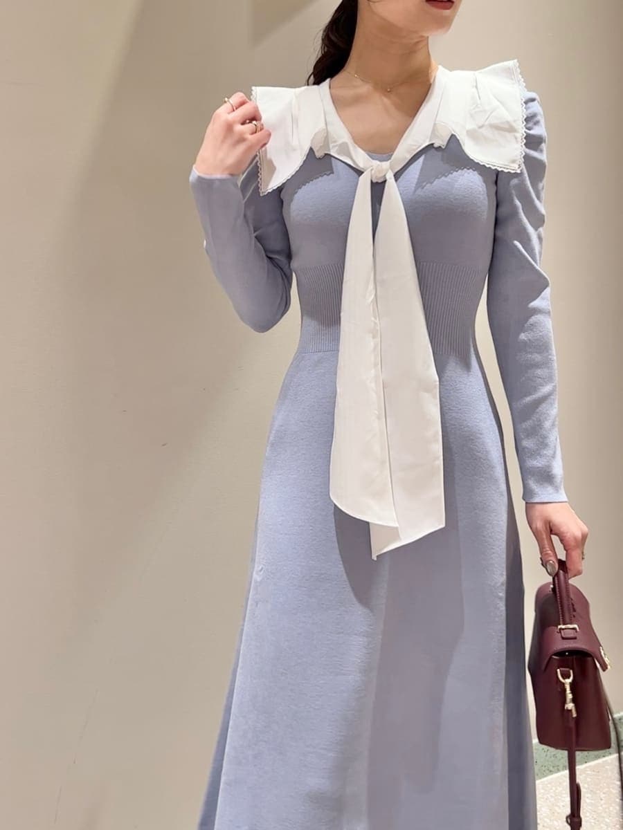 ブラウン系のブーツ、ブラウン系のショルダーバッグ、ブルー系のワンピースを着用したレディースの冬コーディネートの4枚目の写真