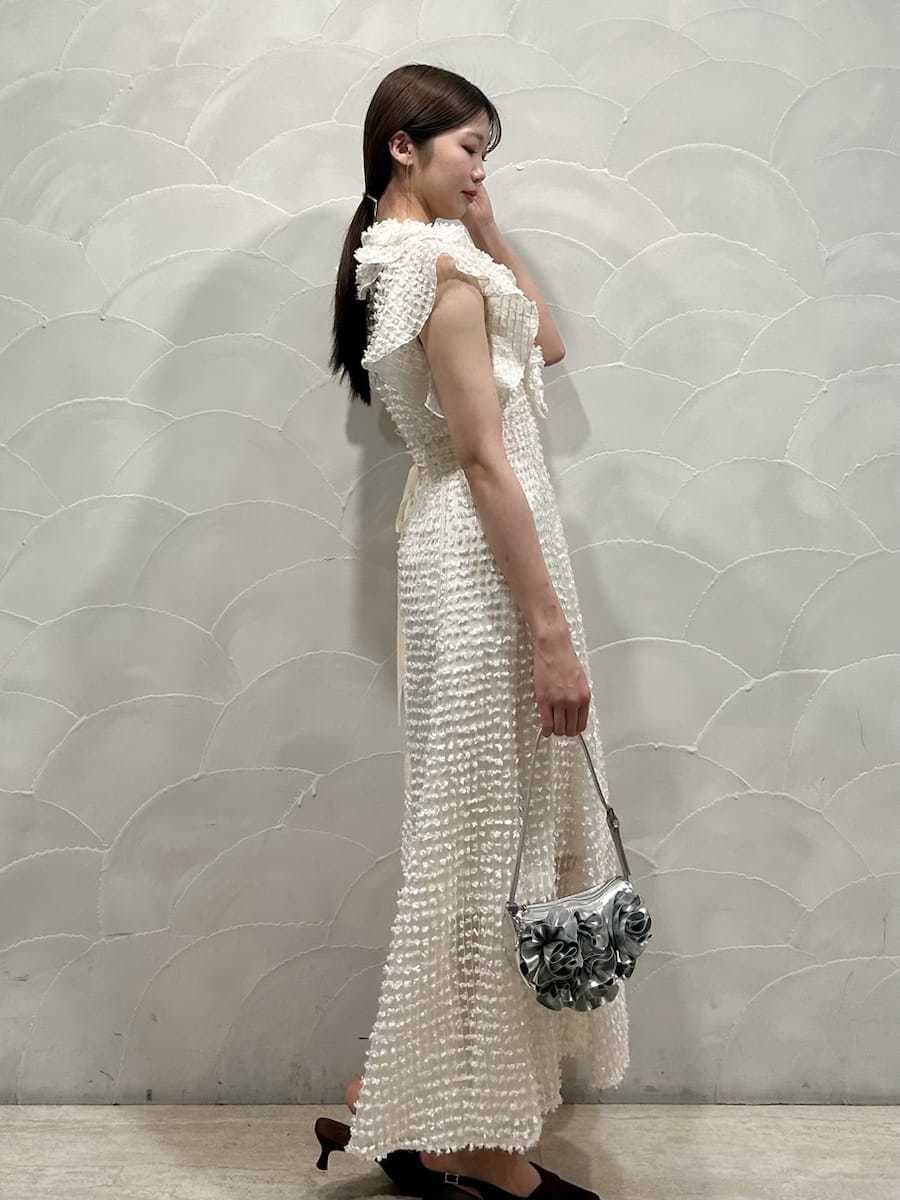 ホワイト系のドレス、シルバー系のハンドバッグを着用したレディースの春コーディネートの4枚目の写真