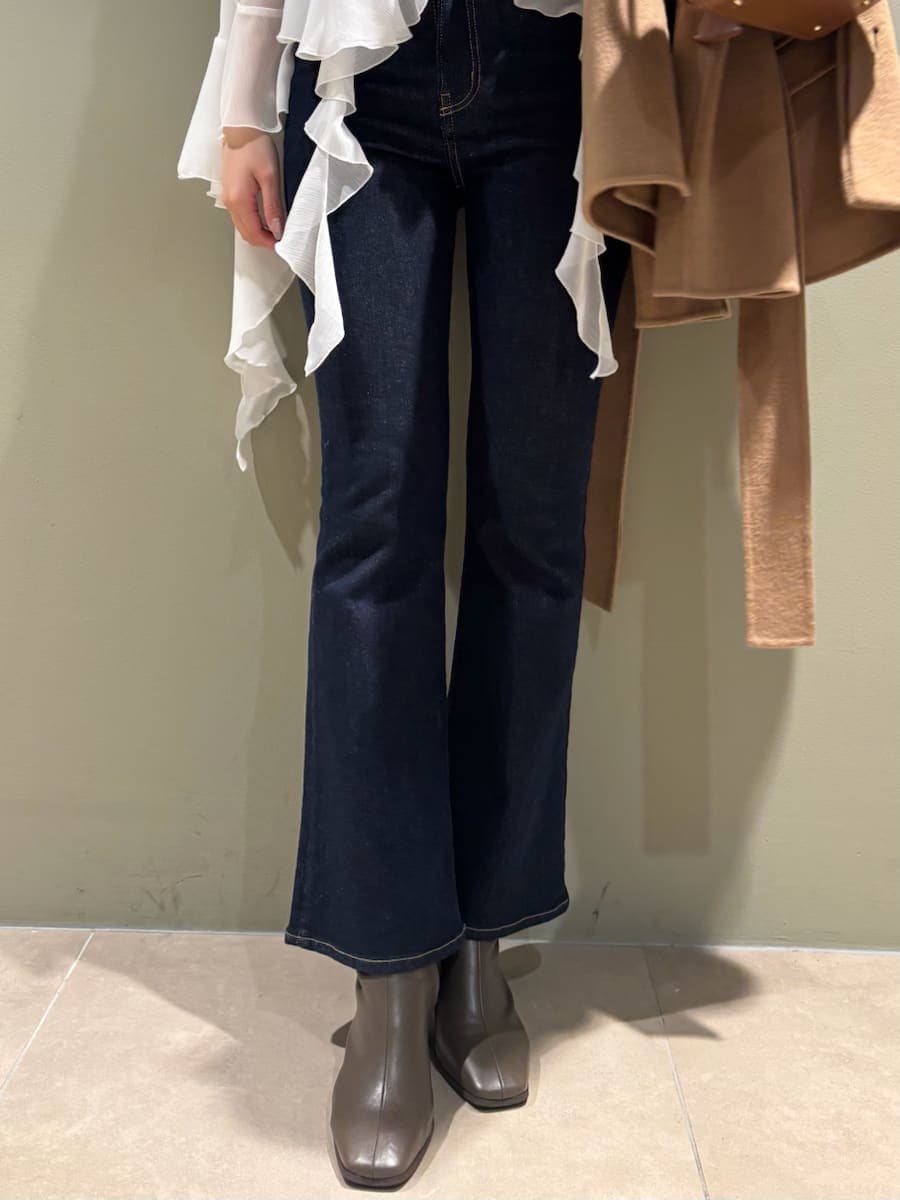 ブルー系のその他パンツ、イエロー系のテーラードジャケット、ホワイト系のシャツ/ブラウスを着用したレディースの冬コーディネートの9枚目の写真