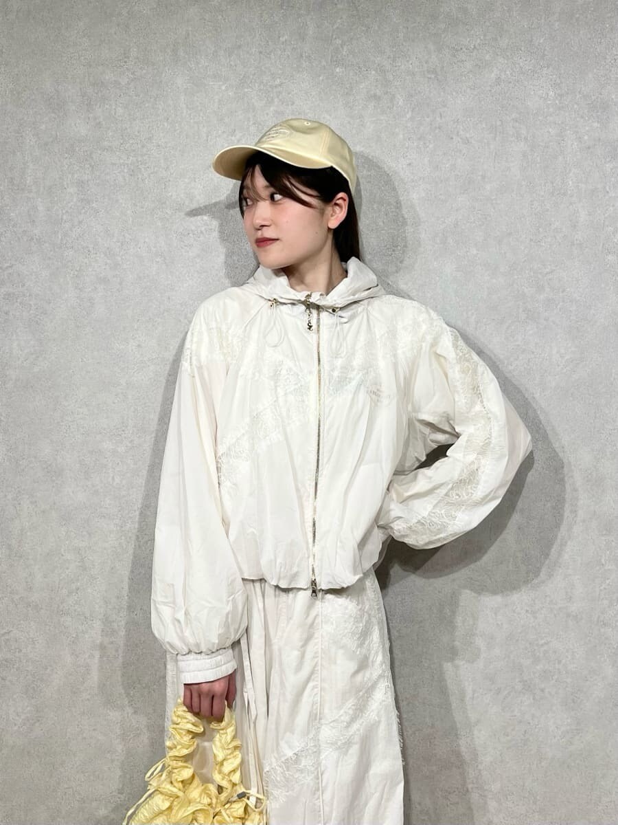 ホワイト系のブルゾン、ホワイト系のその他パンツ、シルバー系のスニーカーを着用したレディースの春コーディネートの4枚目の写真