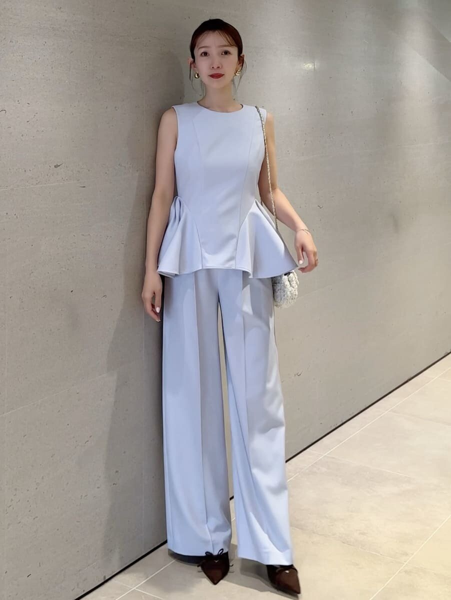 ブルー系のワンピースを着用したレディースの春コーディネートの4枚目の写真