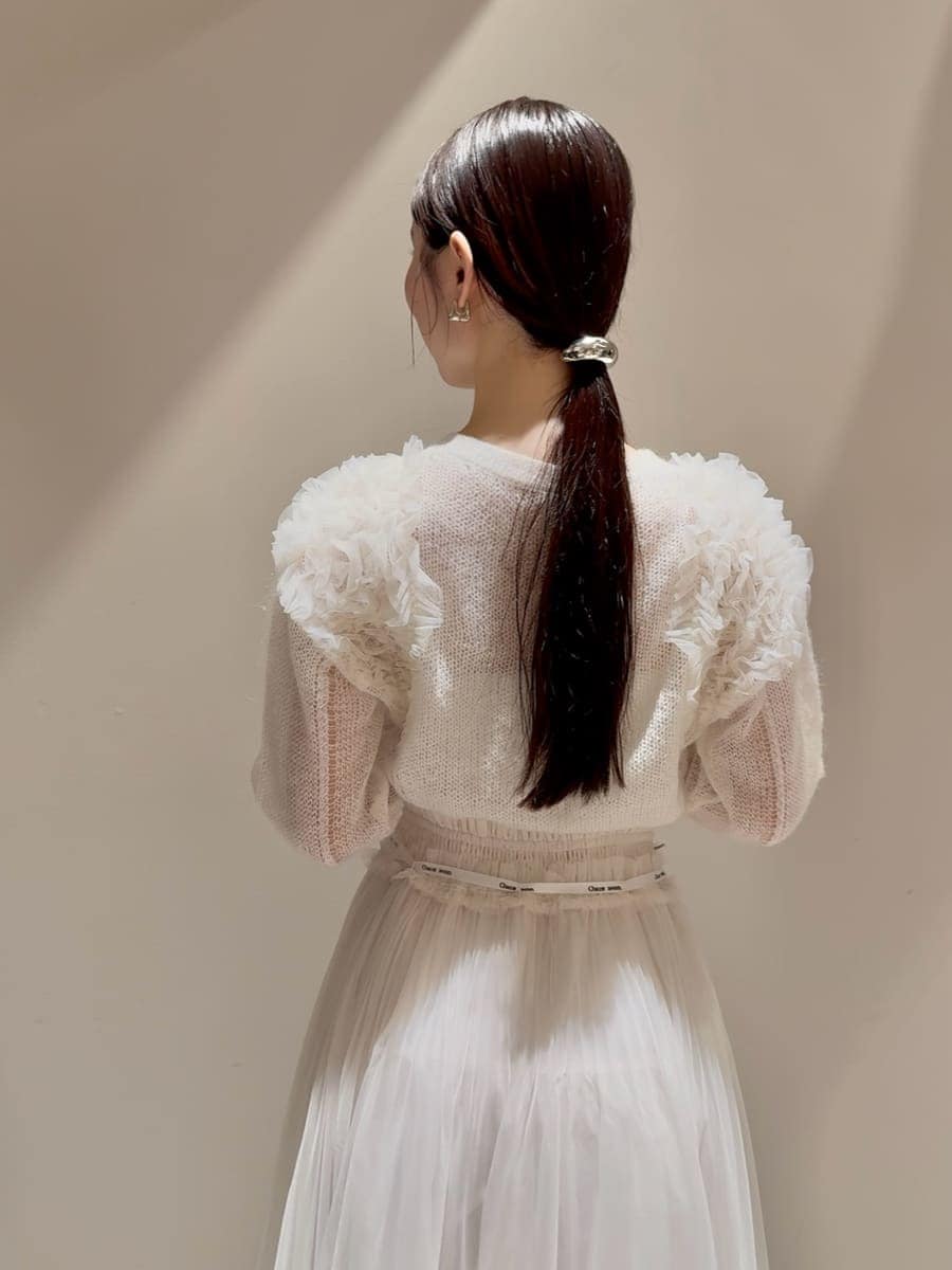 ホワイト系のカーディガン/ボレロ、ホワイト系のスカート、ピンク系のパンプスを着用したレディースの夏コーディネートの5枚目の写真