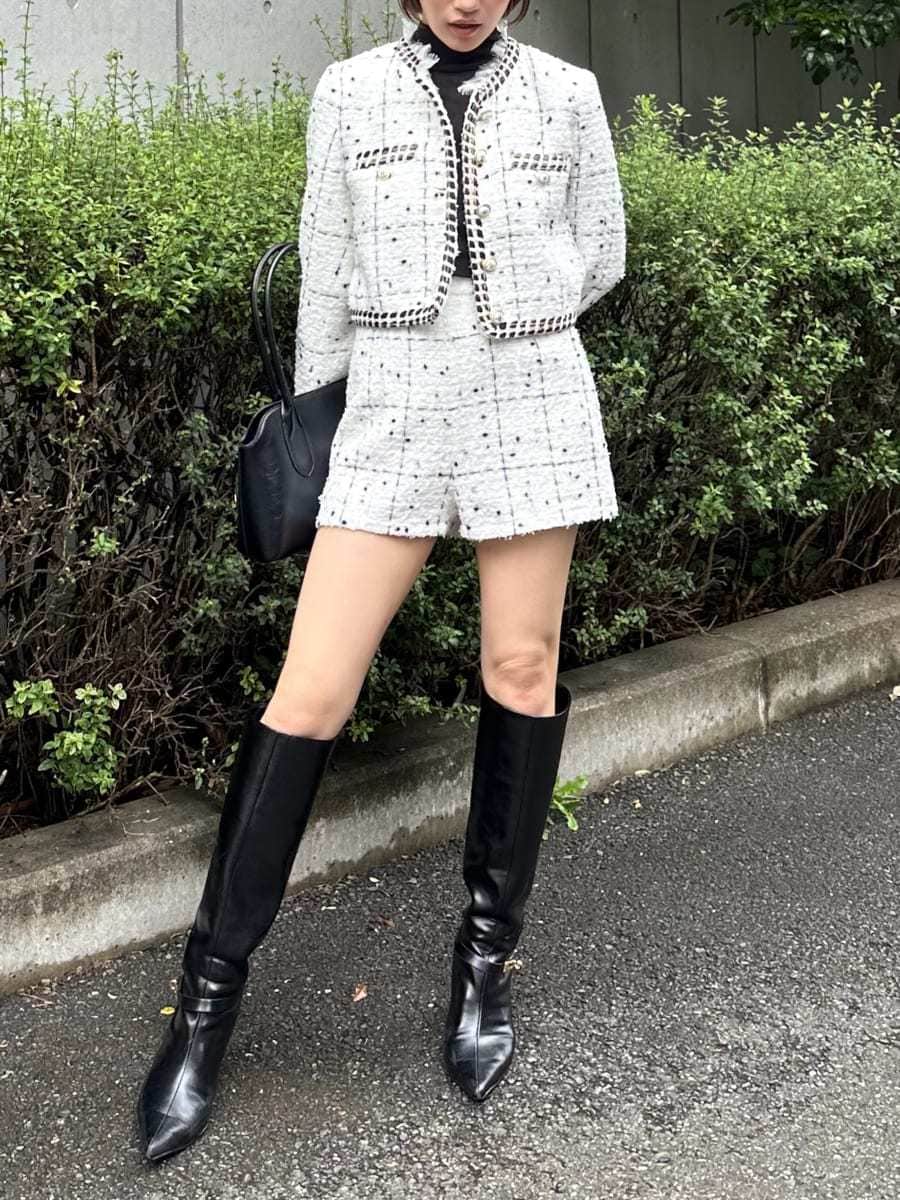 ホワイト系のノーカラージャケット、ホワイト系のその他パンツ、ブラック系のTシャツ/カットソーを着用したレディースの秋コーディネートの5枚目の写真