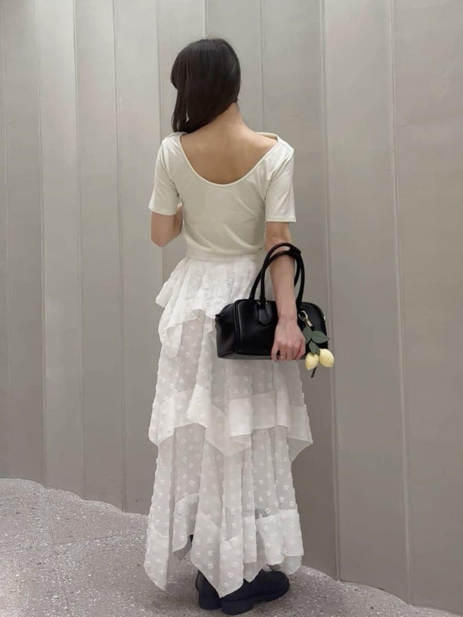 その他のスカート、グリーン系のTシャツ/カットソー、ブラック系のボストンバッグを着用したレディースの春コーディネートの4枚目の写真