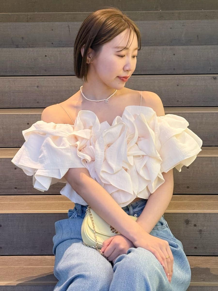 ホワイト系のシャツ/ブラウス、ブラウン系のパンプス、イエロー系のショルダーバッグを着用したレディースの冬コーディネートの6枚目の写真