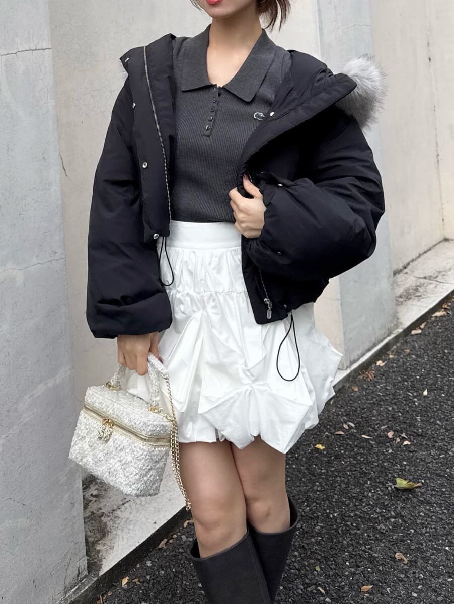 グレー系のブーツ、ホワイト系のその他パンツ、グレー系のニット/セーターを着用したレディースの秋コーディネートの4枚目の写真