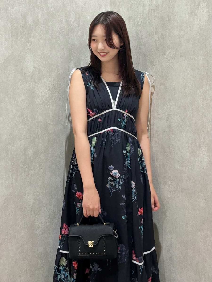 ブルー系のワンピース、ブラック系のショルダーバッグを着用したレディースの夏コーディネートの7枚目の写真