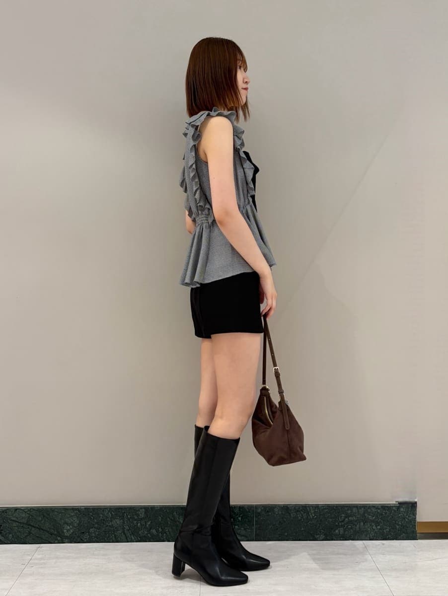 その他のシャツ/ブラウス、ブラック系のブーツ、ブラウン系のショルダーバッグを着用したレディースの夏コーディネートの3枚目の写真