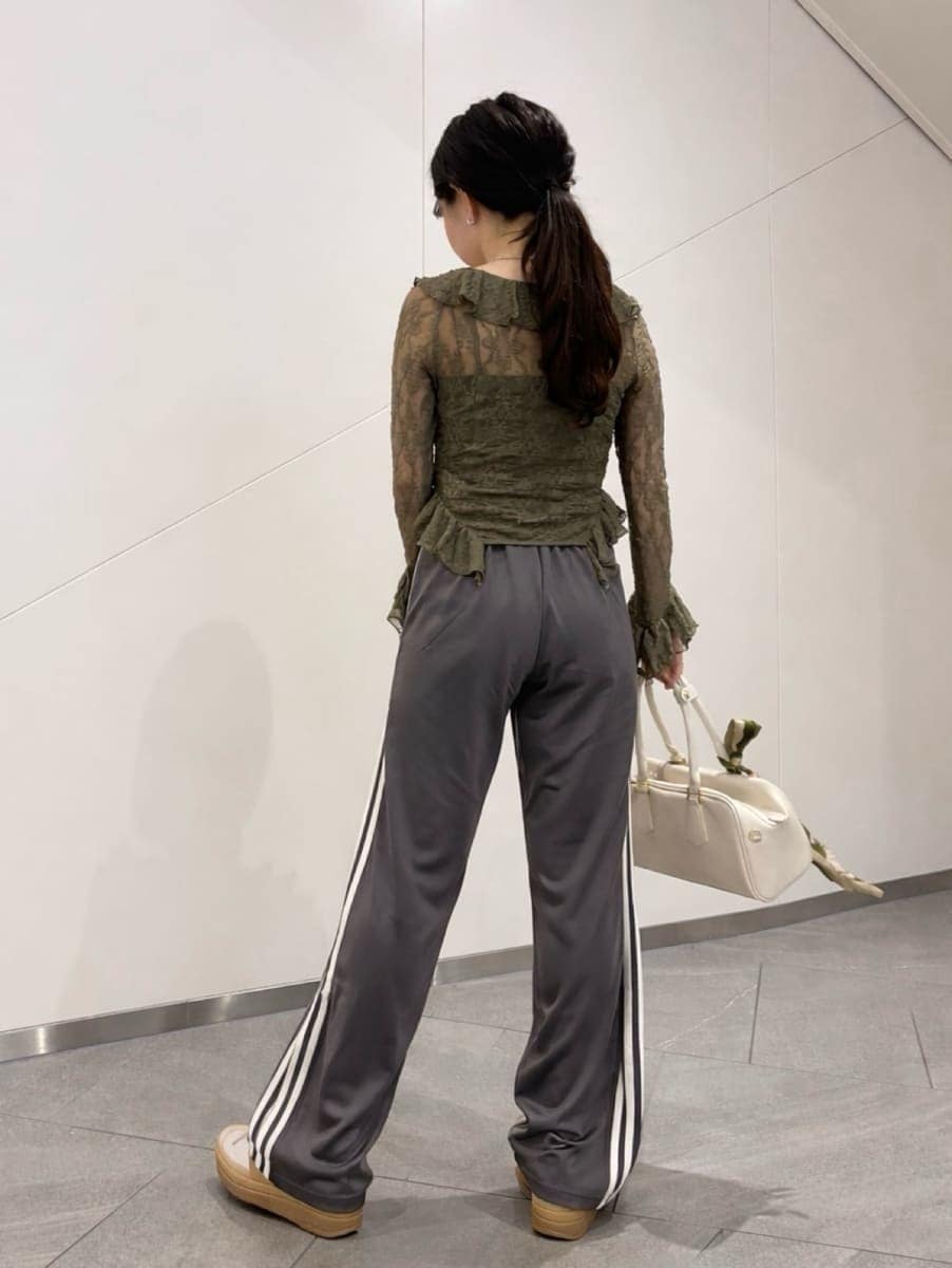 グリーン系のTシャツ/カットソー、グレー系のその他パンツ、ホワイト系のボストンバッグを着用したレディースの冬コーディネートの4枚目の写真