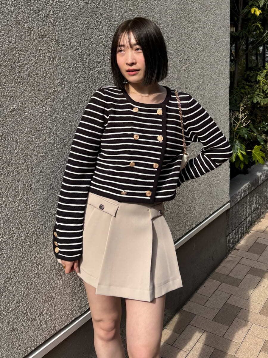 ベージュ系のスカート、その他のカーディガン/ボレロ、ホワイト系のショルダーバッグを着用したレディースの冬コーディネートの6枚目の写真