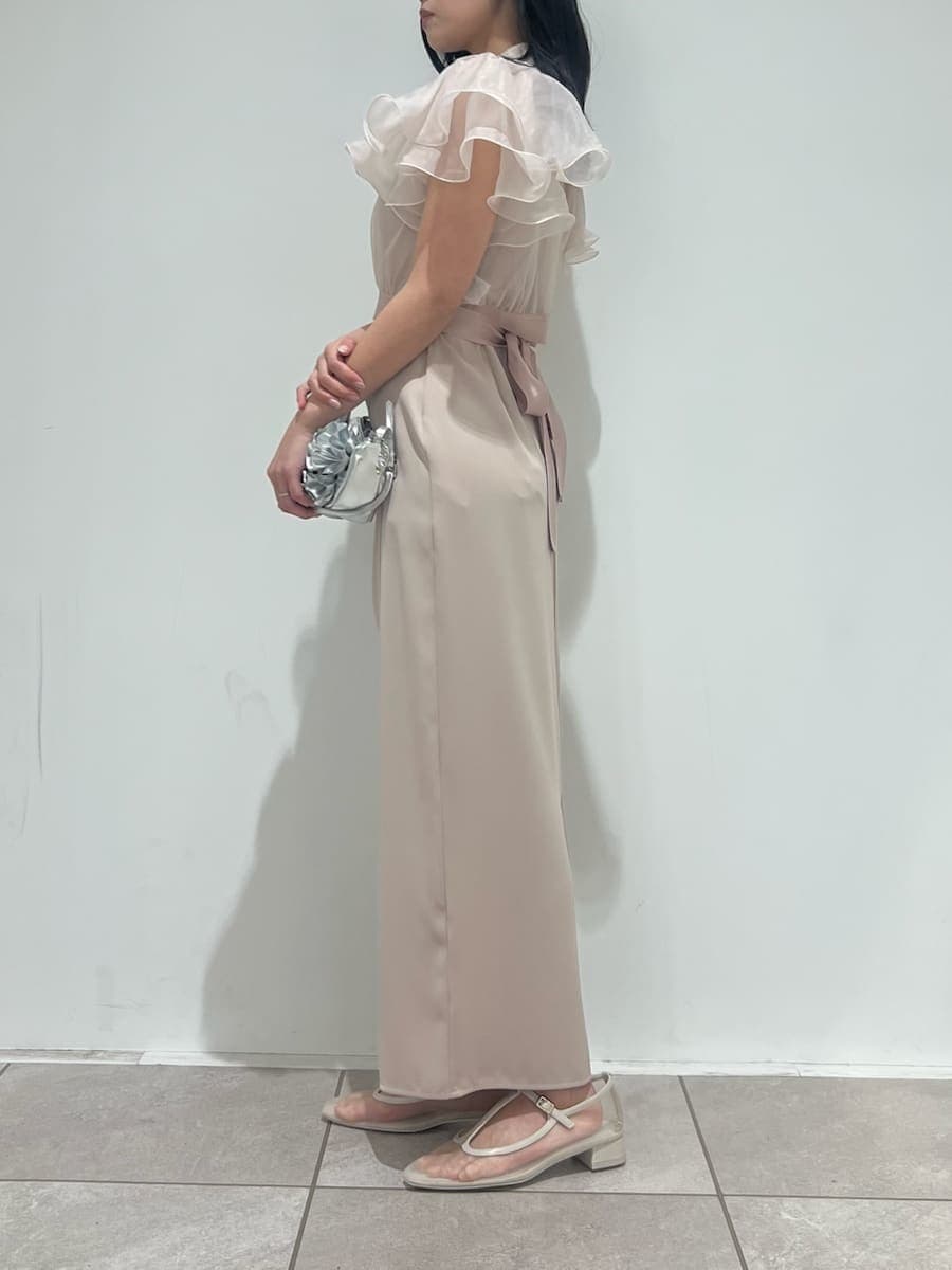 ピンク系のワンピース、シルバー系のハンドバッグを着用したレディースの冬コーディネートの2枚目の写真