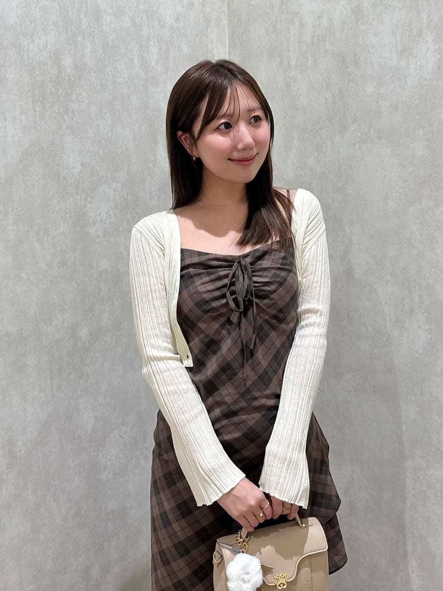 ブラウン系のワンピース、ホワイト系のカーディガン/ボレロ、ベージュ系のショルダーバッグを着用したレディースの夏コーディネートの5枚目の写真