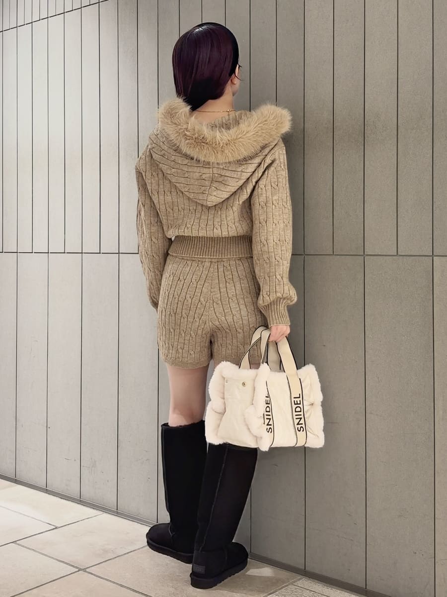 ブラウン系のその他パンツ、ブラウン系のパーカー、ホワイト系のショルダーバッグを着用したレディースの秋コーディネートの4枚目の写真