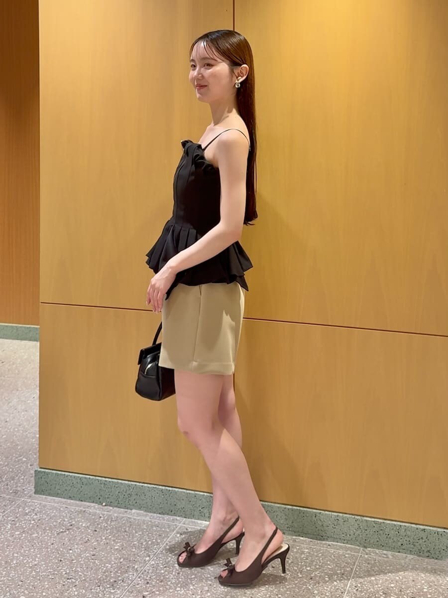 ベージュ系のその他パンツ、ブラック系のその他トップス、ブラック系のボストンバッグを着用したレディースの夏コーディネートの3枚目の写真