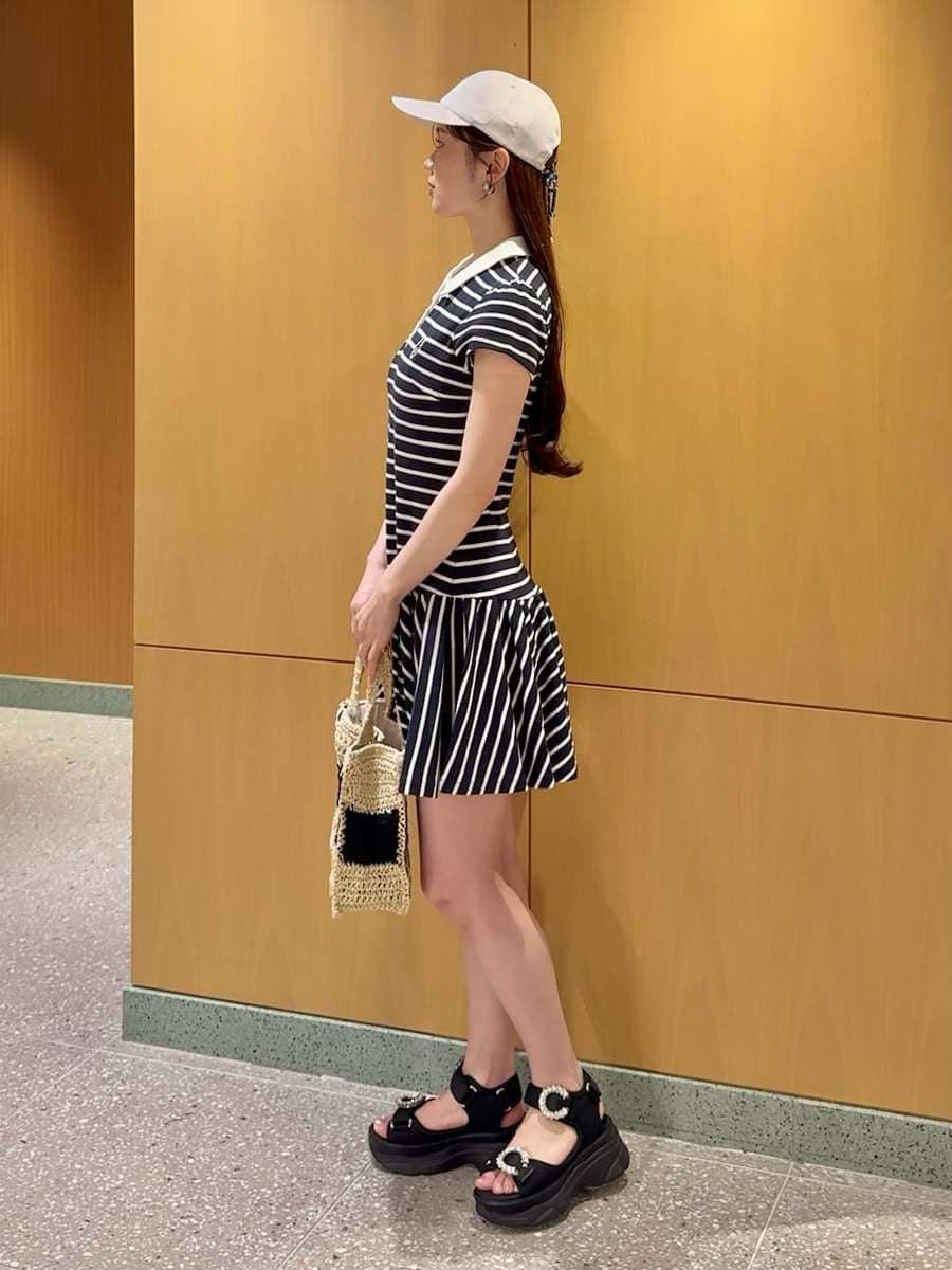 ブルー系のワンピース、ブラック系のサンダル、ブラック系のトートバッグを着用したレディースの夏コーディネートの3枚目の写真