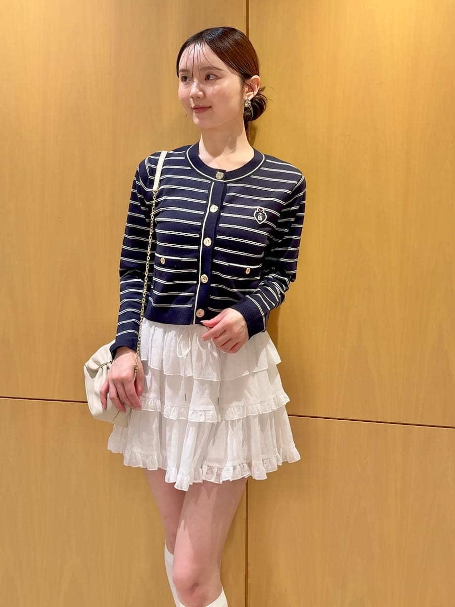 ブルー系のカーディガン/ボレロ、ホワイト系のその他パンツを着用したレディースの夏コーディネートの4枚目の写真