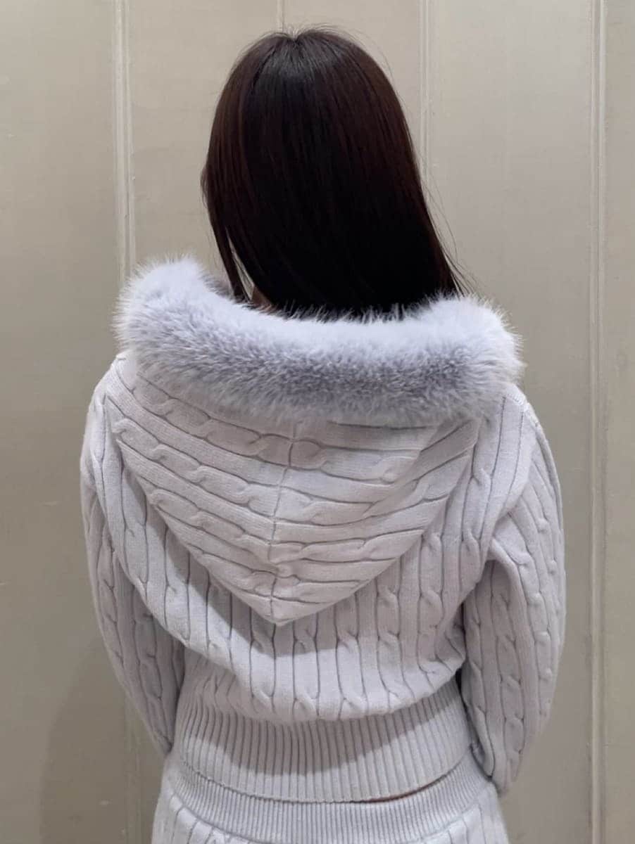 ブルー系のその他パンツ、ブルー系のパーカー、ブラック系のブーツを着用したレディースの秋コーディネートの8枚目の写真