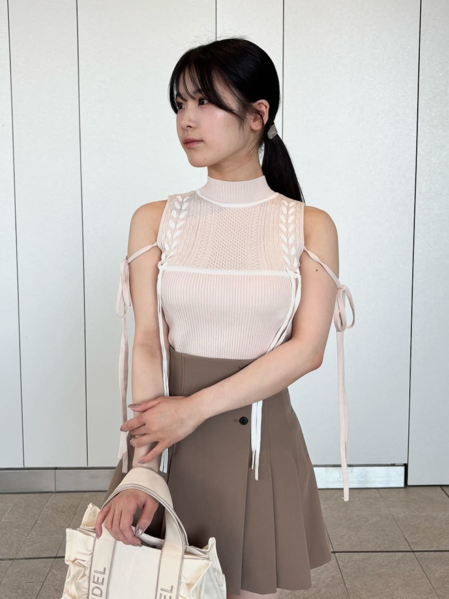 ピンク系のニット/セーター、ベージュ系のサンダル、ブラウン系のその他パンツを着用したレディースの夏コーディネートの4枚目の写真