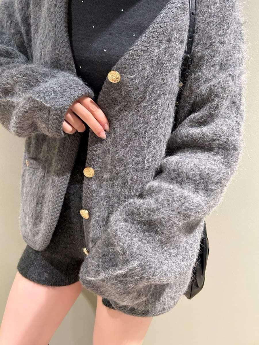 グレー系のブーツ、グレー系のノーカラージャケット、グレー系のその他パンツを着用したレディースの冬コーディネートの4枚目の写真