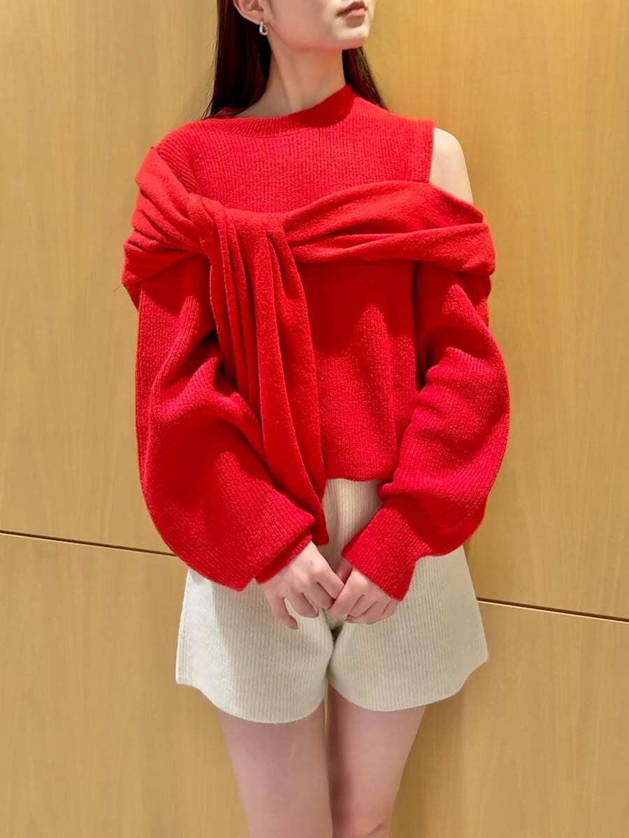 ホワイト系のその他パンツ、レッド系のニット/セーター、ブラウン系のハンドバッグを着用したレディースの冬コーディネートの5枚目の写真