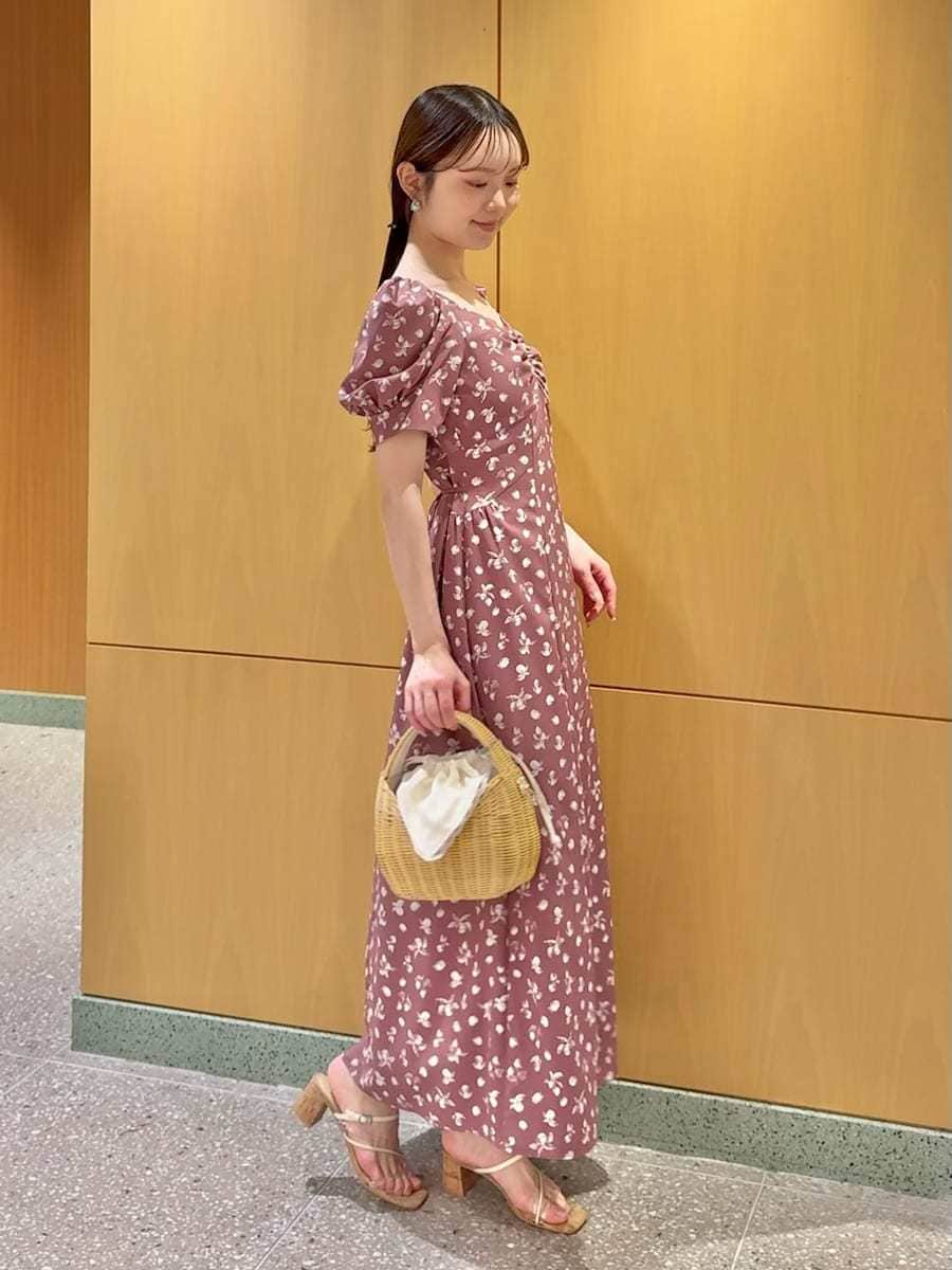 ピンク系のワンピース、ホワイト系のかごバッグ、その他のサンダルを着用したレディースの春コーディネートの2枚目の写真